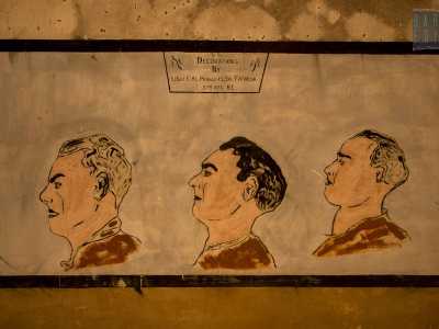 Alla loro sinistra abbiamo tre visi di militari...